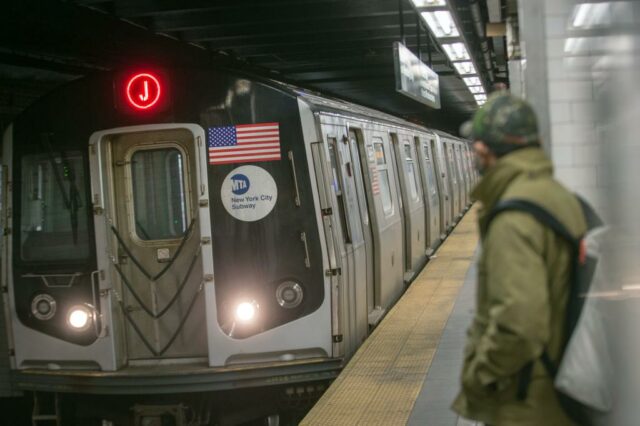 AJ Train em uma estação de metrô de Nova York.