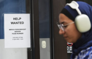 Outro dia, outro despejo de dados realmente sombrios Um desenho animado de Clay Bennett.