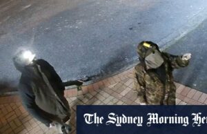 Padre fugitivo Tom Phillips morto a tiros na Nova Zelândia Tom Phillips, fugitivo da Nova Zelândia, e um de seus filhos foi visto no CCTV em um roubo suspeito anterior no final do mês passado.