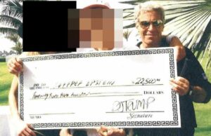 Página recém -descoberta no ‘livro de aniversário’ de Epstein implica Trump Donald Trump com o criminoso sexual bilionário Jeffrey Epstein em 2000, com seus respectivos parceiros Melania Knauss (agora Trump) e Ghislaine Maxwell no clube Mar-a-Lago do presidente na Flórida.