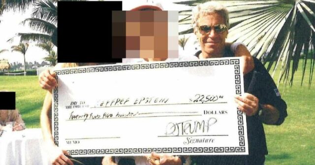 Página recém -descoberta no 'livro de aniversário' de Epstein implica Donald Trump com o criminoso sexual bilionário Jeffrey Epstein em 2000, com seus respectivos parceiros Melania Knauss (agora Trump) e Ghislaine Maxwell no clube Mar-a-Lago do presidente na Flórida.