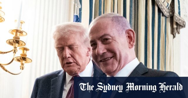 As crianças palestinas deslocadas procuram lenha e plástico em um aterro ao lado do acampamento improvisado em Khan Younis, na faixa do sul de Gaza, na terça -feira.