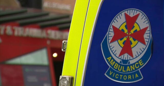 Seis funcionários da Ambulance Victoria foram considerados, acusados ​​de estar no coração de um suposto escândalo de fraude.