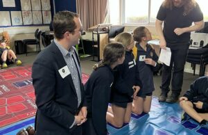 Parliament visita o mato, dando aos alunos uma tentativa de lei da sala de aula Parliament visita o mato, dando aos alunos uma tentativa de lei da sala de aula