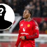 Patrick Dorgu jogando pelo Manchester United em Old Trafford.