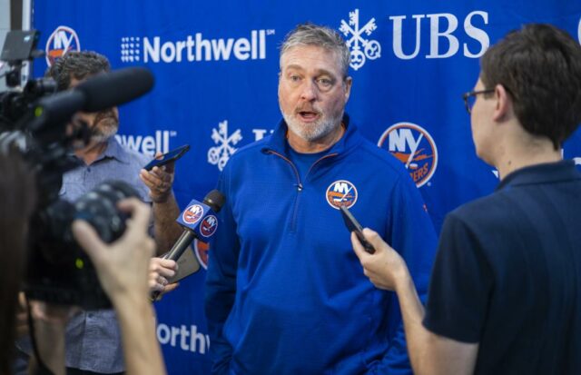 Patrick Roy conversa com a mídia durante um treino dos ilhéus no início deste mês.