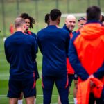 O treinador / gerente do Manchester United, Ruben Amorim, reage ao Kobbie Mapooo, do Manchester United, no final da partida de quarta de final da Copa da Carabao entre o Tottenham Hotspur e o Manchester United no Tottenham Hotspur Stadium em 19 de dezembro de 2024