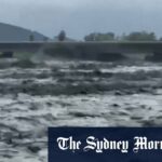 Ondas fortes caem contra a orla na área de Heng Fa Chuen, em Hong Kong, quando o super tufão ragasa se aproxima da cidade.