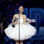 Sabrina Carpenter aceita o prêmio de melhor álbum no 2025 MTV Video Music Awards.