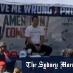 Personalidade de mídia pró-Trump Charlie Kirk morre após o tiroteio na faculdade