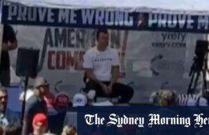 Personalidade de mídia pró-Trump Charlie Kirk morre após o tiroteio na faculdade Personalidade de mídia pró-Trump Charlie Kirk morre após o tiroteio na faculdade