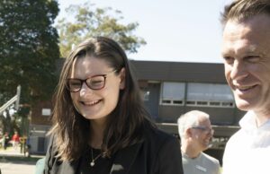 Pesquisas fechadas no Kiama eleitoram para encher a sede do ex-MP desonrado O candidato trabalhista a Kiama Katelin McInerney e o primeiro-ministro de NSW, Chris Minns, visitam a Bomadery High School, onde veem a pequena fazenda da escola, um dia antes da eleição da Kiama em NSW. 12 de setembro de 2025 Foto: Janie Barrett
