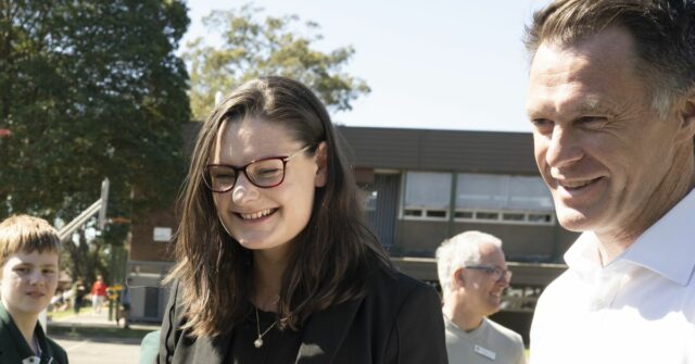O candidato trabalhista a Kiama Katelin McInerney e o primeiro-ministro de NSW, Chris Minns, visitam a Bomadery High School, onde veem a pequena fazenda da escola, um dia antes da eleição da Kiama em NSW. 12 de setembro de 2025 Foto: Janie Barrett