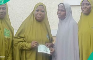 Pessoa desconhecida recompensa N2,5 milhões a limpadores que retornaram N4,8 milhões ao banco Pessoa desconhecida recompensa N2,5 milhões a limpadores que retornaram N4,8 milhões ao banco