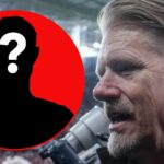 A lenda do Manchester United, Peter Schmeichel, observa o final da partida final da Europa League entre o Tottenham Hotspur e o Manchester United no San Mames Stadium em 2025 em Bilbao, Espanha.