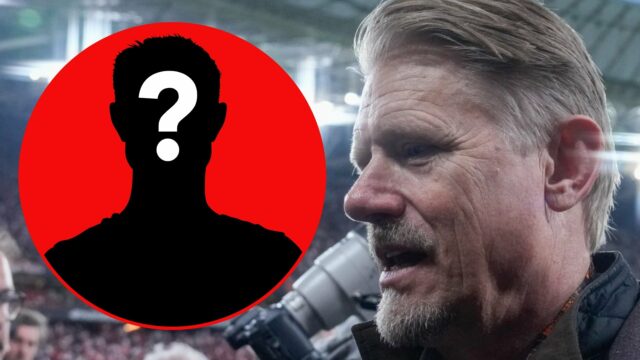 A lenda do Manchester United, Peter Schmeichel, observa o final da partida final da Europa League entre o Tottenham Hotspur e o Manchester United no San Mames Stadium em 2025 em Bilbao, Espanha.