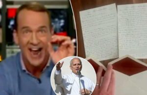 Peyton Manning tentou colocar o Papa Leo em ‘Manningcast’ com cartas escritas à mão Peyton Manning tentou colocar o Papa Leo em 'Manningcast' com cartas escritas à mão