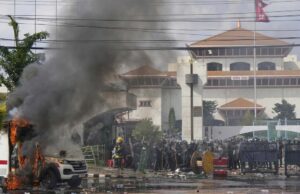 Polícia no Nepal abriu fogo contra manifestantes fora do Parlamento, matando 10 A Polícia de Riot guarda um prédio do Parlamento enquanto uma ambulância queima durante protestos em Katmandu, Nepal.