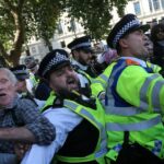 Londres, Inglaterra - 6 de setembro: Os policiais se abrem com apoiadores quando os manifestantes são presos durante o protesto na Praça do Parlamento em 6 de setembro de 2025 em Londres, Inglaterra. O governo do Reino Unido poderá contestar a decisão de permitir o apelo da ação da Palestina ao grupo ativista contra sua proscrição como organização terrorista. (Foto de Martin Pope/Getty Images)