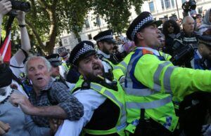 Polícia prenda 425 pessoas em Londres protestos apoiando a ação da Palestina proibida Londres, Inglaterra - 6 de setembro: Os policiais se abrem com apoiadores quando os manifestantes são presos durante o protesto na Praça do Parlamento em 6 de setembro de 2025 em Londres, Inglaterra. O governo do Reino Unido poderá contestar a decisão de permitir o apelo da ação da Palestina ao grupo ativista contra sua proscrição como organização terrorista. (Foto de Martin Pope/Getty Images)