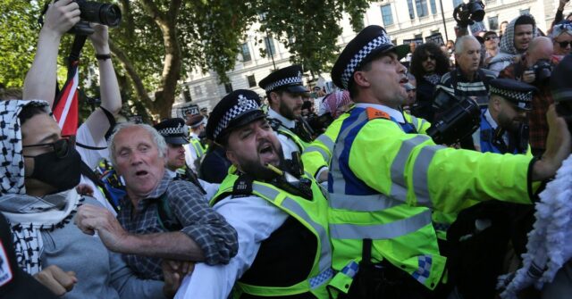 Londres, Inglaterra - 6 de setembro: Os policiais se abrem com apoiadores quando os manifestantes são presos durante o protesto na Praça do Parlamento em 6 de setembro de 2025 em Londres, Inglaterra. O governo do Reino Unido poderá contestar a decisão de permitir o apelo da ação da Palestina ao grupo ativista contra sua proscrição como organização terrorista. (Foto de Martin Pope/Getty Images)