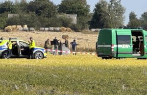 Polônia ‘enfrentando o inimigo’ enquanto atira nos drones russos em seu espaço aéreo A polícia e a polícia militar seguram partes de um UAV danificado abatido pelas autoridades polonesas em um local em Wohyn, Polônia.