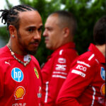 Por fim, a Ferrari de Lewis Hamilton clica como motorista de veículo muito feliz com as modificações do Azerbaijão