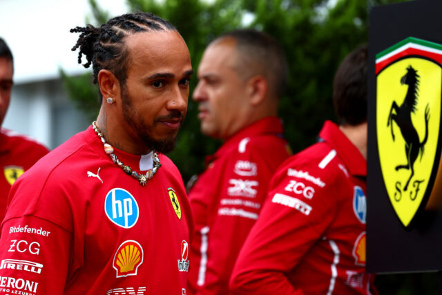 Por fim, a Ferrari de Lewis Hamilton clica como motorista de veículo muito feliz com as modificações do Azerbaijão 

