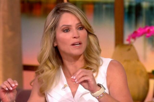 Por que Sara Haines não estava em 'The View' hoje?

