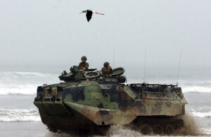 Por que Trump está transformando uma base militar em um Airbnb? Cartoon de Clay Bennett