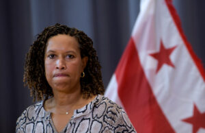 Por que o prefeito de DC está indo junto com a aquisição sem lei de Trump? Os soldados da Guarda Nacional Armada andam pela Constituição Avenue em Washington durante a hora do rush como parte da ordem do presidente Donald Trump de impor a aplicação da lei federal na capital do país, terça -feira, 26 de agosto de 2025. (AP Photo/J. Scott Applewhite)