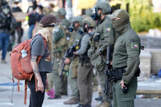 Portlanders zombam de Trump com foto, vídeos da cidade 'devastada pela guerra' 

