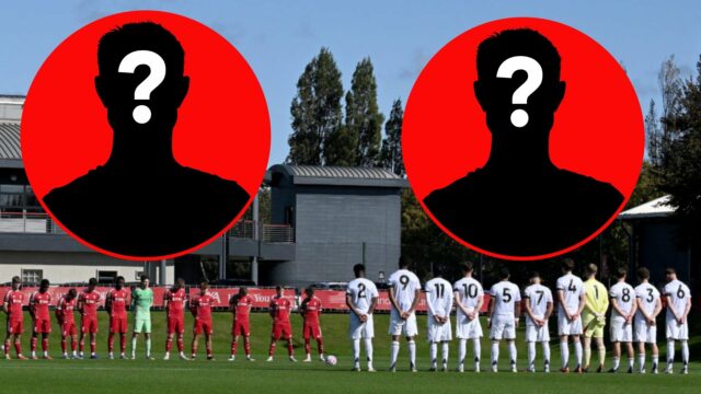 Os jogadores do Liverpool e do Manchester United observam um silêncio minuto em memória do ex -gerente das mulheres do Liverpool, Matt Beard, antes da partida da Premier League 2 no Liverpool Training Center em 2025 em Kirkby, Inglaterra.