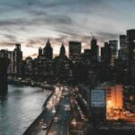 O horizonte noturno de Manhattan pode ver os arranha -céus ao longo do rio. Planos para dois cassinos de Manhattan, Avenir e Caesars Palace, rejeitados