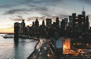 Prepare -se para 2 locais de cassino de Manhattan, Avenir e Caesars Residence Royal, recusado O horizonte noturno de Manhattan pode ver os arranha -céus ao longo do rio. Planos para dois cassinos de Manhattan, Avenir e Caesars Palace, rejeitados