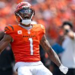 Um jogador de Denver Broncos jogando uma bola de futebol.
