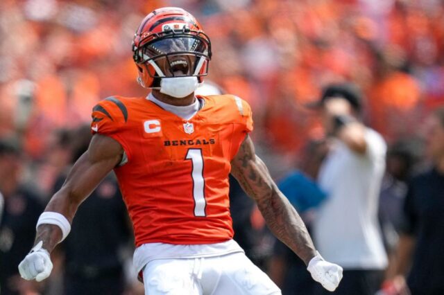 Um jogador de Denver Broncos jogando uma bola de futebol.