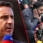 O especialista em Sky Sports, Gary Neville, apresenta -se à câmera antes da partida da Premier League entre o Manchester United e o Arsenal em Old Trafford em 2025 em Manchester, Inglaterra.
