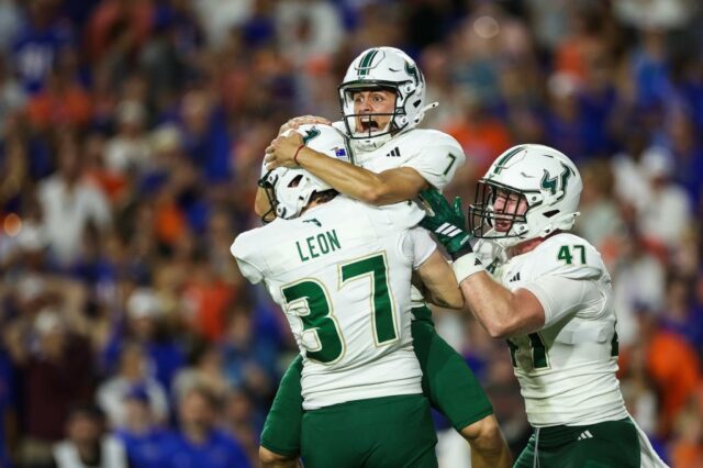 Memphis Tigers Running Back Sutton Smith (5) celebra um touchdown.
