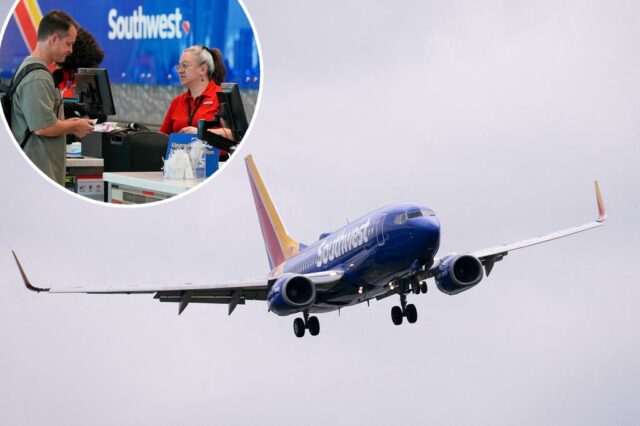 Um viajante checando em um balcão da Southwest Airlines.