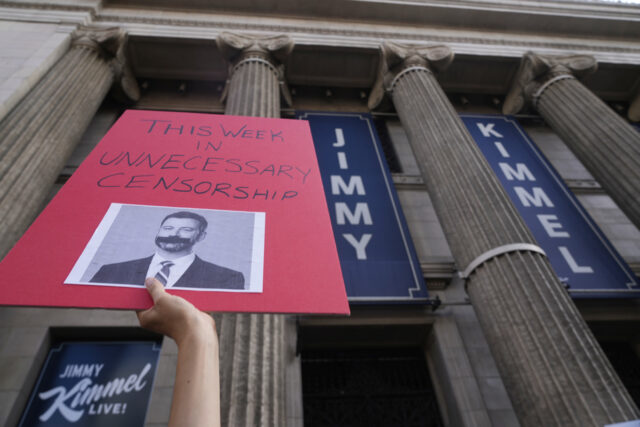 Piquete de manifestantes em resposta à suspensão do show noturno de Jimmy Kimmel, fora do Walt Disney Studios em Burbank, Califórnia, na quinta-feira, 18 de setembro de 2025. (AP Photo/Jae C. Hong)