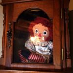 Profissional paranormal que explorou com Annabelle Doll faleceu de razões naturais, afirma o médico legista