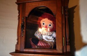 Profissional paranormal que explorou com Annabelle Doll faleceu de razões naturais, afirma o médico legista Profissional paranormal que explorou com Annabelle Doll faleceu de razões naturais, afirma o médico legista