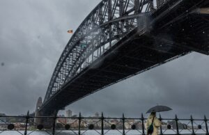 Protestar anti-establishment para a frente no Sydney CBD após negociações com a polícia A ponte do porto de Sydney durante um dia chuvoso em agosto de 2025.
