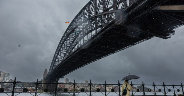 A ponte do porto de Sydney durante um dia chuvoso em agosto de 2025.
