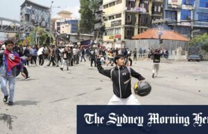 ‘Protestos da geração Z’: dezenove mortos em confrontos sobre a proibição de mídia social do Nepal, corrupção Um manifestante cai durante os confrontos com a polícia de Riot em Katmandu.