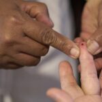 Uma gota de sangue é coletada para medir os níveis de glicose e rastrear diabetes.