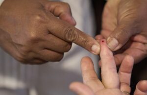 Quase metade dos casos de diabetes do mundo não está sendo relatada, o estudo encontra Uma gota de sangue é coletada para medir os níveis de glicose e rastrear diabetes.