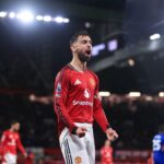 Bryan Mbeumo, Casemiro e Bruno Fernandes estão sobre a bola para o Manchester United discutindo um livre.