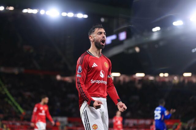 Bryan Mbeumo, Casemiro e Bruno Fernandes estão sobre a bola para o Manchester United discutindo um livre.